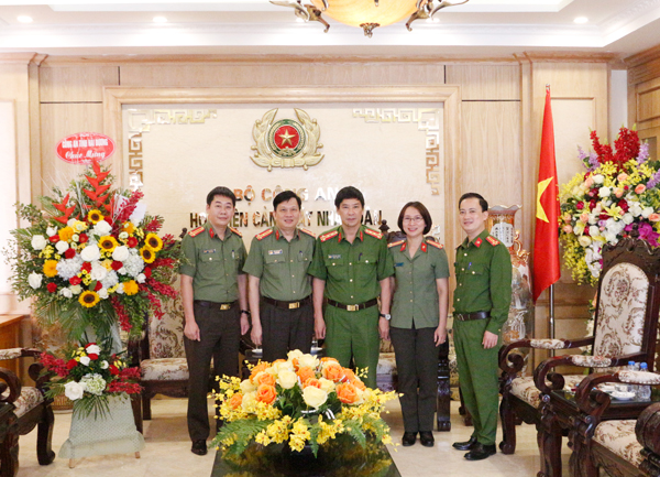 Lãnh đạo Công an tỉnh Hải Dương chúc mừng Học viện CSND